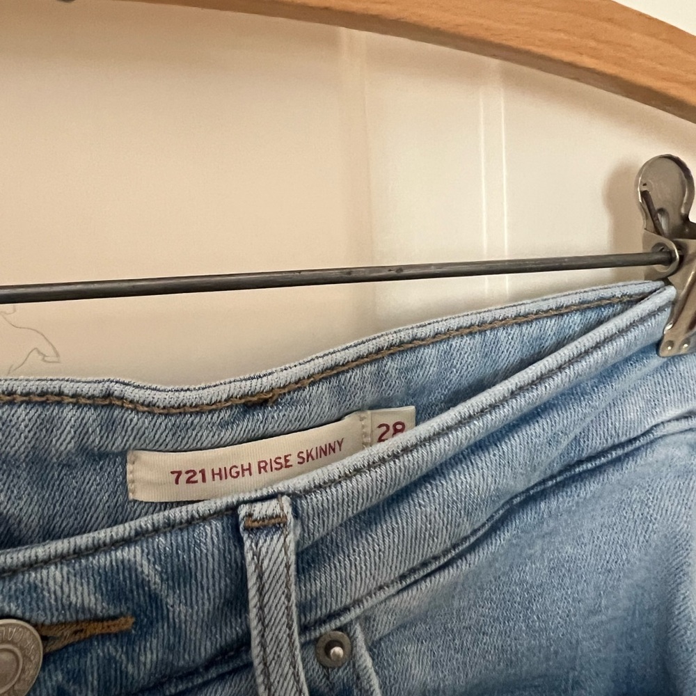 Levi’s 721 High Rise Skinny. Size 28. Light Wash. - Picture 6 of 8